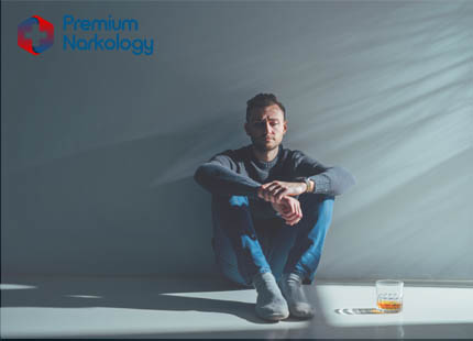 Признаки алкогольной депрессии Мужчина сидит на полу